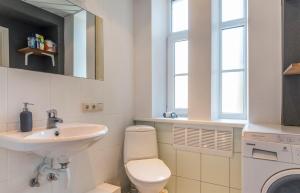 un bagno bianco con lavandino e WC di Old City Park Apartment a Riga Altre 44 foto