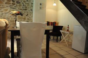 d'une salle à manger avec une table et une chaise blanche. dans l'établissement B&B Maison Coralie, à Sainte-Christine