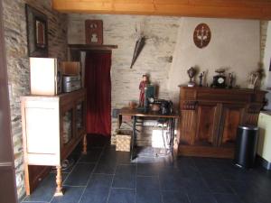 cocina con nevera y mesa en una habitación en Gite les Camélias, en Sainte-Anne-sur-Vilaine