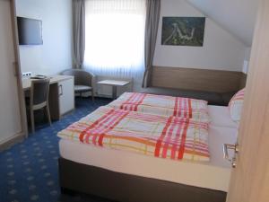 Postel nebo postele na pokoji v ubytování Hotel zur Burg Nürburg