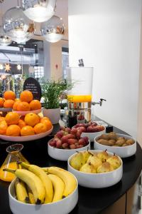 uma mesa com pratos de fruta no balcão em Stay Hotel Faro Centro em Faro