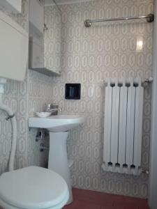 łazienka z umywalką, toaletą i grzejnikiem w obiekcie B&B "Il Cantastorie" Casa Molinari-Boldrini - Room & breakfast w mieście Castelfranco Emilia