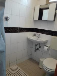 łazienka z toaletą i umywalką w obiekcie B&B "Il Cantastorie" Casa Molinari-Boldrini - Room & breakfast w mieście Castelfranco Emilia
