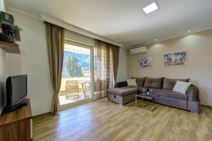 ein Wohnzimmer mit einem Sofa und einem TV in der Unterkunft EdiLux in Kotor