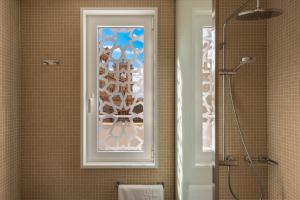 een badkamer met een douche en een raam bij Torre Homenaje Historical Suites in Sevilla +67 foto's