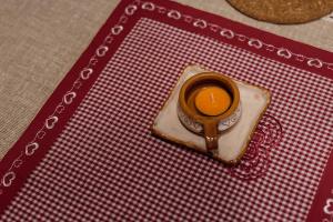 Apartmány Hrady في زوبيريتس: قطعة من الطعام مع شمعة برتقال على الطاولة