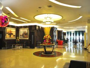 um lobby com uma mesa com flores em Eurotel North EDSA em Manila