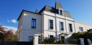 a white house with a fence in front of it at La maison des dentelliers in Calais