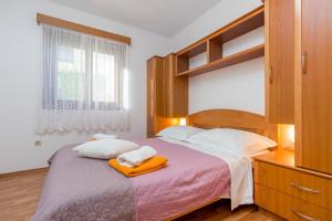 Un pat sau paturi într-o cameră la Apartments Klaric