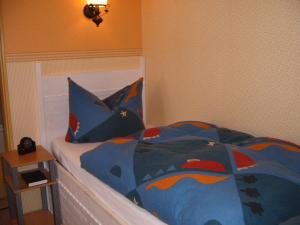 Haus Sonnenschein في بوكسفيس هاننكلي: غرفة نوم مع سرير مع لحاف للقرش