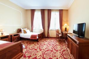 Telewizja i/lub zestaw kina domowego w obiekcie Pałac Żelechów Spa & Wellness