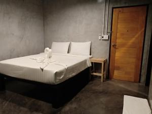 Ένα ή περισσότερα κρεβάτια σε δωμάτιο στο Loftel @ Nakhon