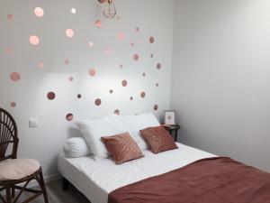 - une chambre avec un lit doté d'un mur avec des points de polka dans l'établissement le gite de Jules, à Azay-le-Rideau