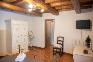 TV a/nebo společenská místnost v ubytování B&B I Pini Di Storaco