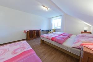 - une chambre avec 2 lits et une fenêtre dans l'établissement Holiday home in Rokytnice n. J. 35171, à Rokytnice nad Jizerou