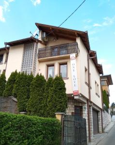 um edifício com um sinal na lateral em One Love em Sarajevo