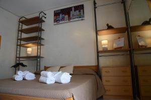 una camera con due letti e asciugamani bianchi di City house a Campofelice di Roccella