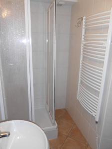 a bathroom with a shower and a toilet and a sink at Studio apartman Tatran A-29 in Donovaly