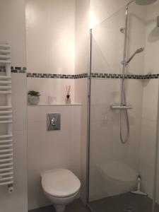 een witte badkamer met een douche en een toilet bij Croisette Palais Miramar - sea view in Cannes