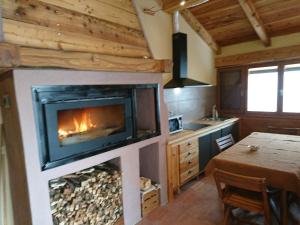 Chalet Morier में रसोई है