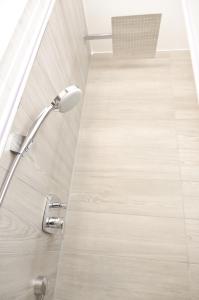 una ducha con cabezal de ducha en un baño en Apartment Zentral, en Tübingen 28 fotos más