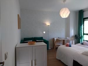 a bedroom with a bed and a table with a chair at Estudio San Felipe in Cádiz