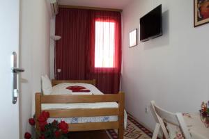 ein kleines Schlafzimmer mit einem Bett und einem Fenster in der Unterkunft Full View in Mostar