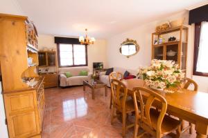 sala de estar con mesa y comedor en Casa Rural El FerJo, en Colunga