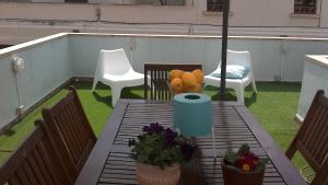 a patio table with chairs and fruit on a balcony at Casa Azul Hostel in Sintra