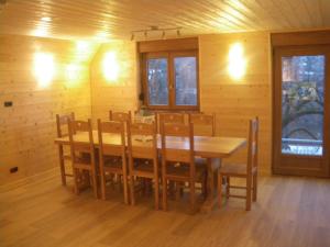 メッツェラルにあるFERME IM-BERGの木製のダイニングルーム(木製のテーブルと椅子付)