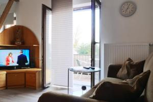 - un salon avec un canapé et une télévision dans l'établissement Apartment Fewo Central, à Essen