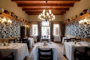 una sala da pranzo con tavoli con tovaglie bianche di Coopmanhuijs Boutique Hotel & Spa a Stellenbosch