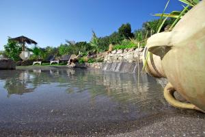 vistas a un cuerpo de agua con cascada en Villa Giulia a "Casa Conti di Sotto", en Gavorrano