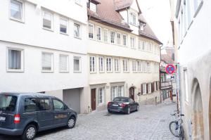un coche aparcado en una calle al lado de un edificio en Apartment Zentral, en Tübingen