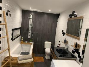 Et badeværelse på Appartement Neuf tt confort - Terrasse Ensoleillée