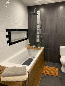 Een badkamer bij Appartement Neuf tt confort - Terrasse Ensoleillée