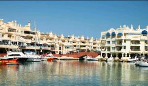 przystań z łodziami w wodzie obok budynków w obiekcie Apartamento Delicia 1 w mieście Benalmádena