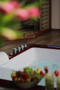Φωτογραφία από το άλμπουμ του Romantický wellness suite hotel Heinz σε Dobris