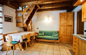 a kitchen and dining room with a table and chairs at Residence Hotel K2 in Foppolo