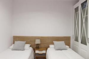 two beds sitting next to each other in a bedroom at Morente sueña La Alhambra in Granada