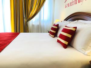 A bed or beds in a room at Albergo Italia