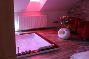 Φωτογραφία από το άλμπουμ του Romantický wellness suite hotel Heinz σε Dobris