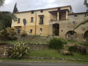ein altes Steingebäude am Straßenrand in der Unterkunft Agriturismo L'Antico Casale in Altomonte