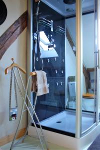 uma casa de banho com uma grande janela de vidro num quarto em Une Parenthèse en Champagne em Jaucourt