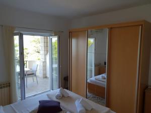 um quarto com uma cama e uma porta de vidro deslizante em Guesthouse Marina em Tučepi