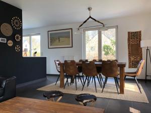 sala de estar con mesa de comedor y sillas en KIPILI SPIRIT HOUSE. en Nivelles
