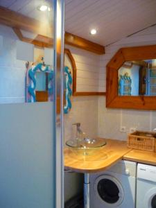 比斯卡羅斯海灘的住宿－La CENTRALE - La Voile Bleue，厨房配有水槽和洗衣机