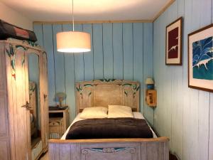 A bed or beds in a room at La CENTRALE - La Voile Bleue