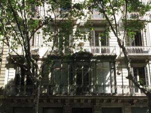 een gebouw met een balkon aan de zijkant bij My Address in Barcelona in Barcelona