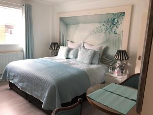 1 dormitorio con 1 cama con colcha azul y blanca en Affordable Lux and Cozy 1 bed flat in Chelsea, en Londres